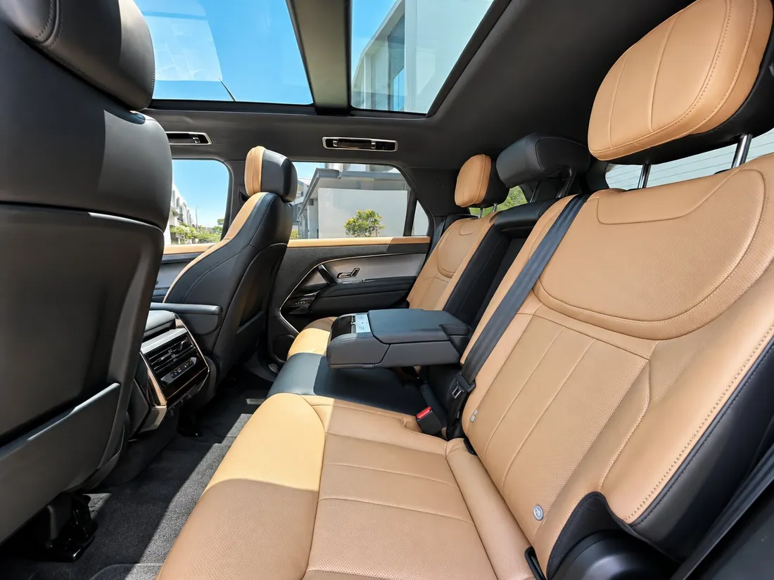 Range Rover Sport — tan rear seating