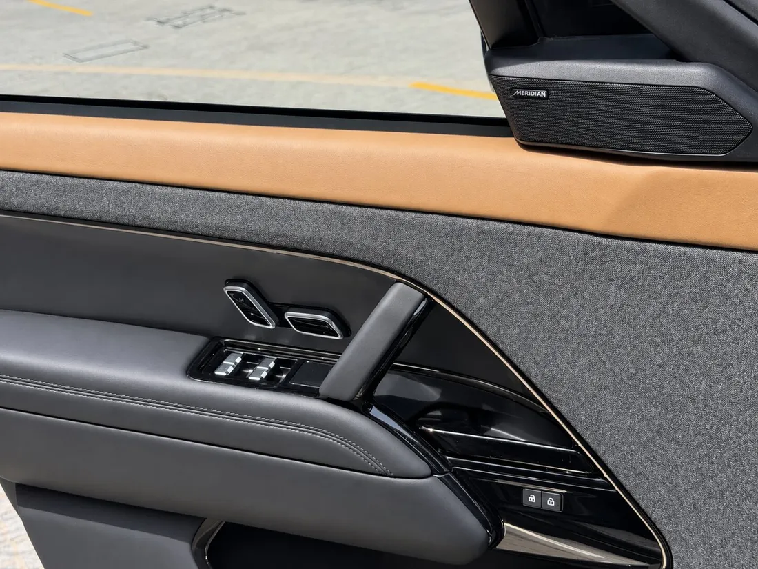 Range Rover Sport — door trim, speaker and seat adjustment controls