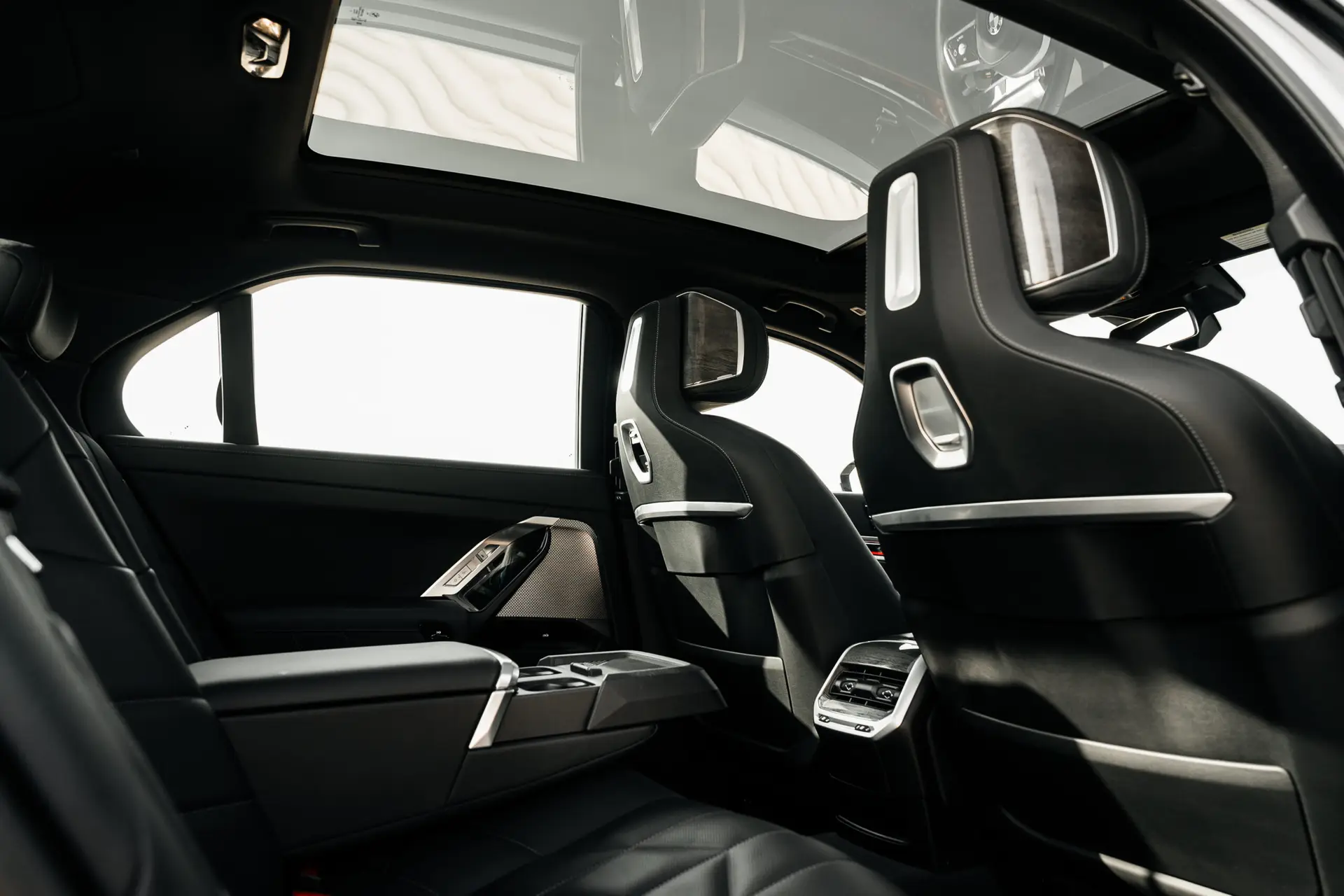BMW 7 Series luxury sedan for rent in Dubai – Yaga Rent a Car